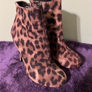 These are Female Ankle Boots Brown. They are also size 7